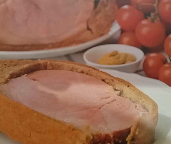 Наслаждайтесь необычной свиной шеей в хлебной буханке: простой и вкусный рецепт