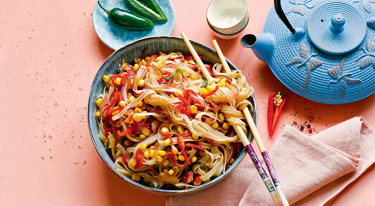 Рисовая лапша с перцем и кукурузой: идеальный выбор для легкого ужина