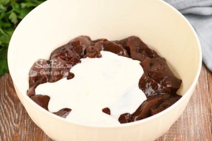 Здоровое и вкусное блюдо: печень в кефире с луком