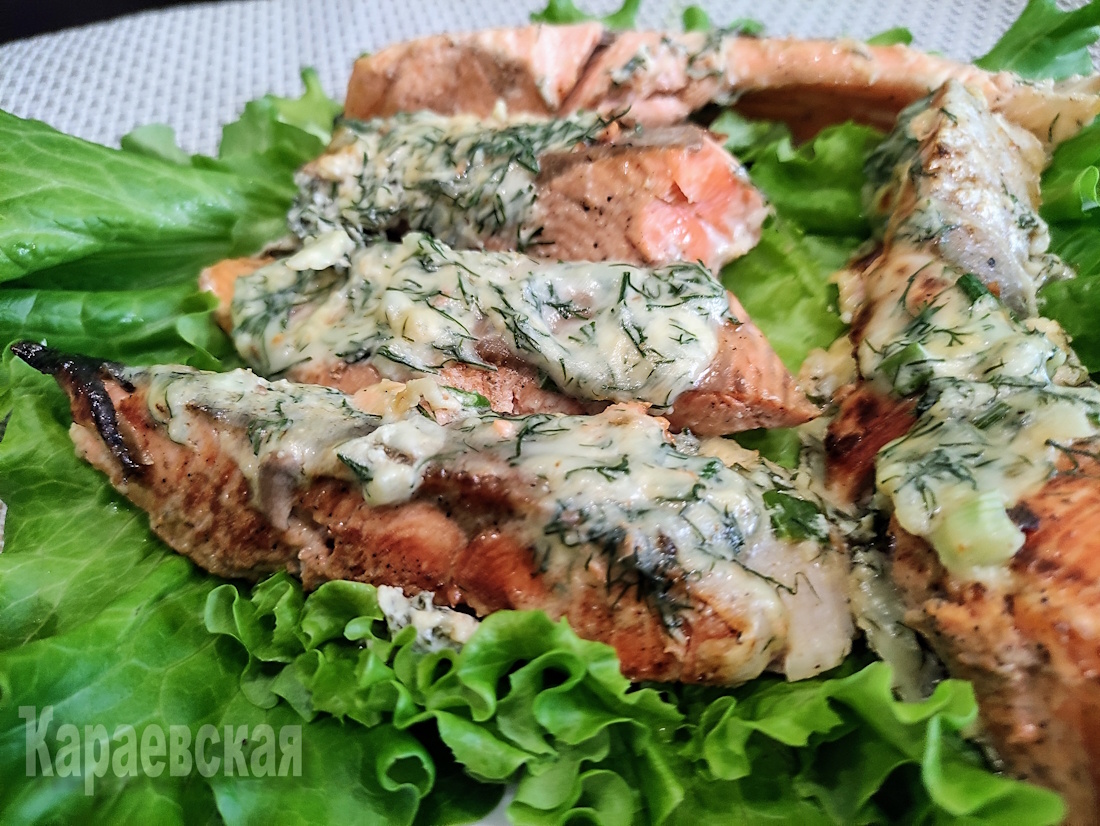 Простой и вкусный рецепт лосося в сметанно-сырном соусе, который обязательно понравится