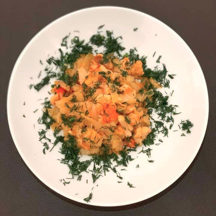 Тушёная капуста с индейкой: простой рецепт для здорового ужина