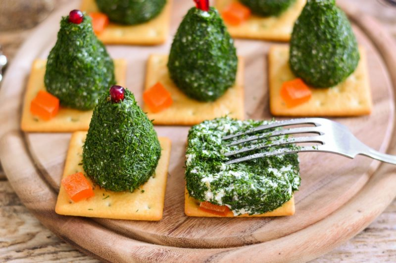 Необычная закуска «ёлочки из крекеров» для вашего стола