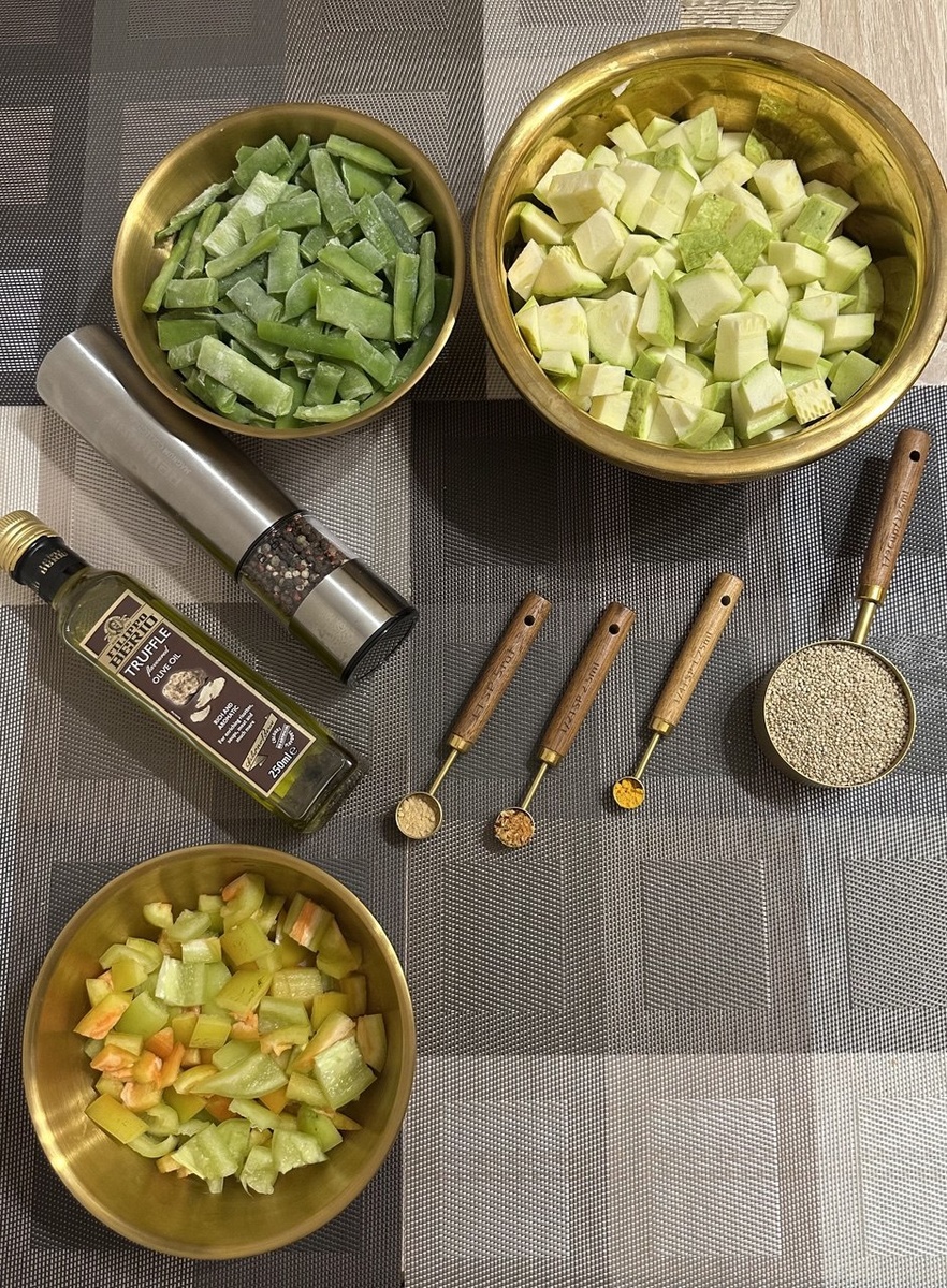 Нежный гарнир: тушеные овощи с киноа для легкого ужина