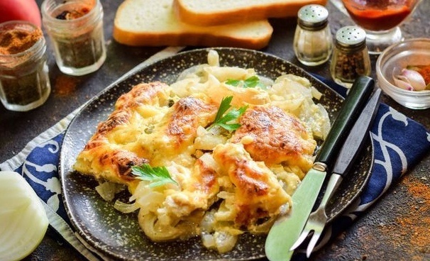 Нежный минтай под сырной корочкой: запечённый с горчичным соусом