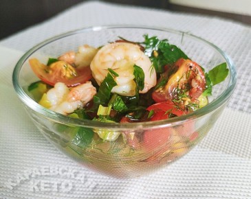 Нежный салат с креветками и свежими овощами для истинных гурманов