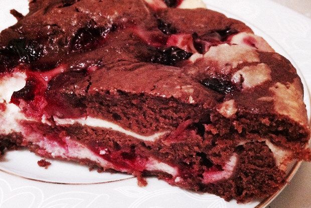Необычные брауни с творожной начинкой и вишней