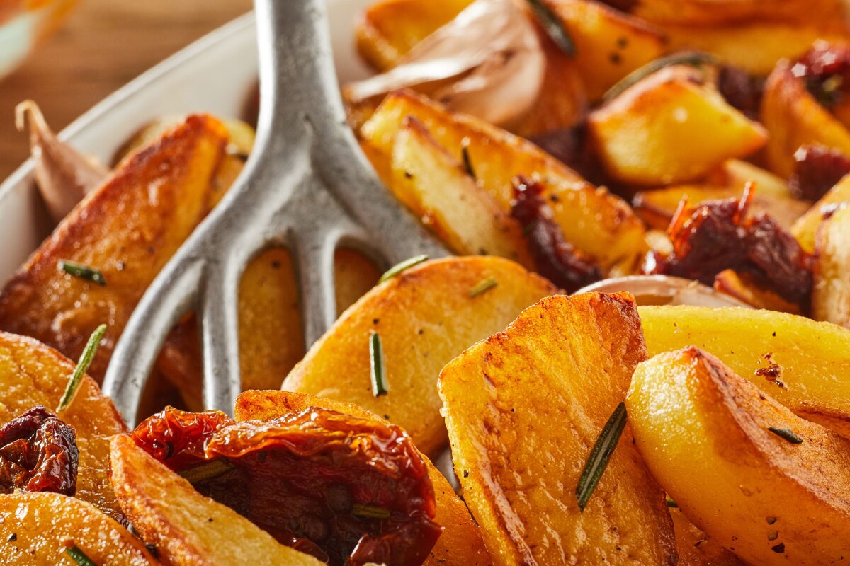 Как приготовить картошку, запеченную в рукаве: пошаговый рецепт