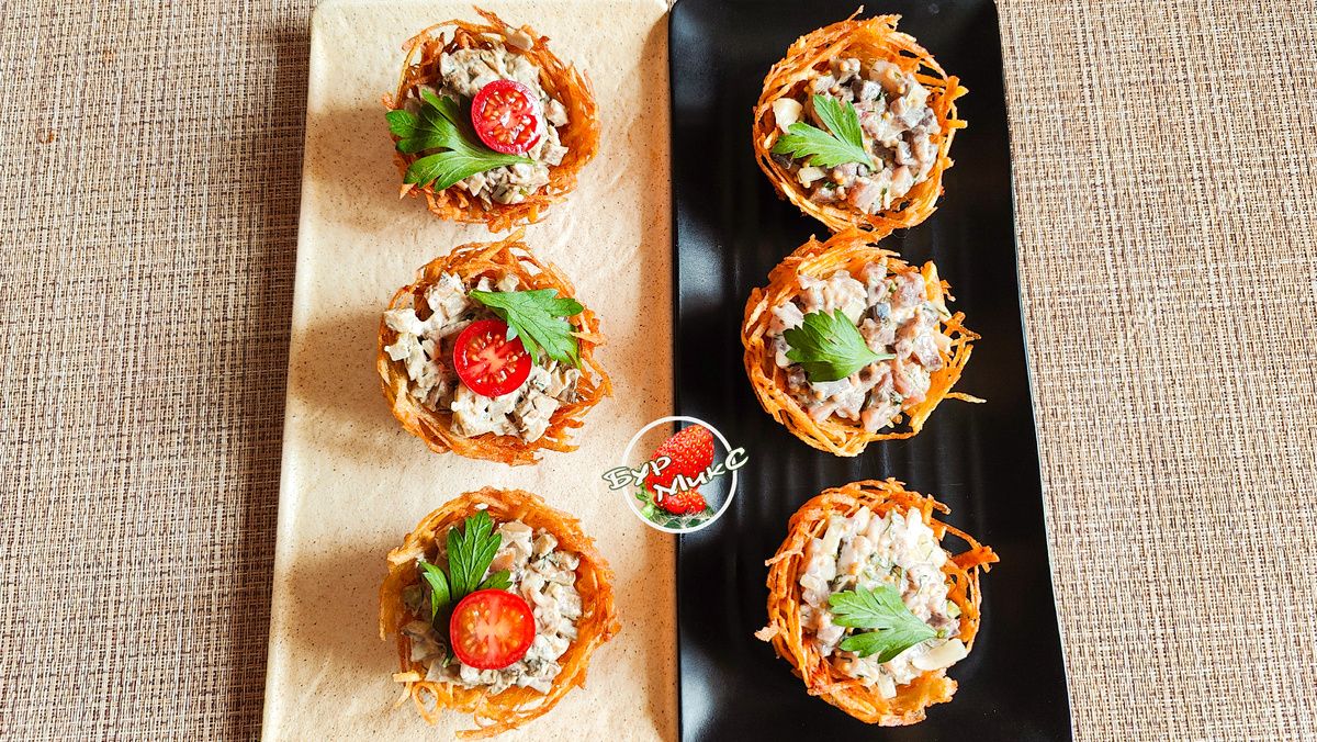 Картофельные корзиночки с грибной и селёдочной начинками: праздничное лакомство