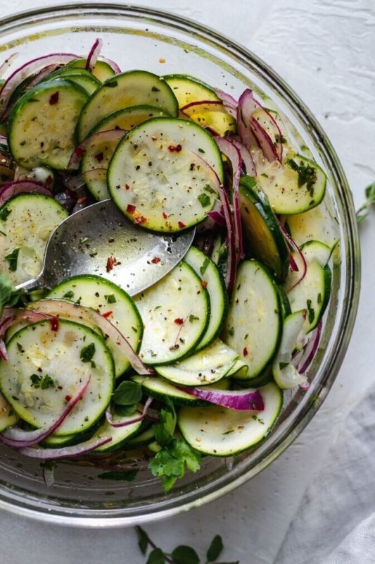 Освежающий салат из маринованных кабачков для летнего стола