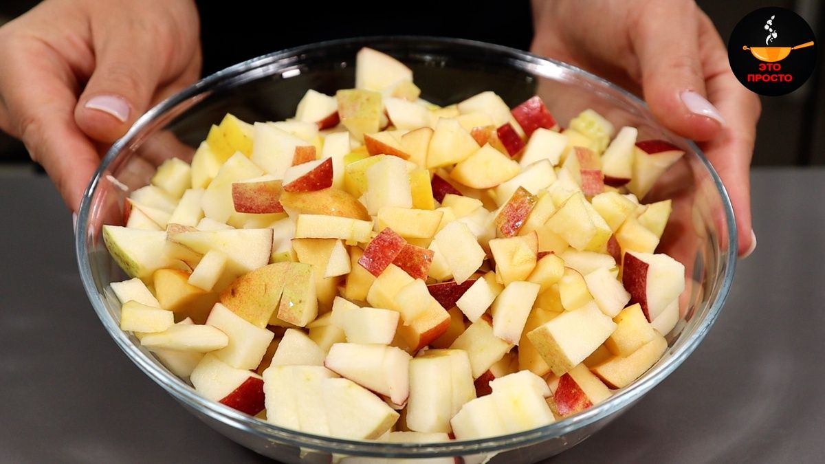 Простой яблочный пирог с секретом: пышная и нежная выпечка