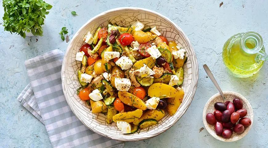 Греческий салат с молодым картофелем и курицей: Идеальный выбор для лета