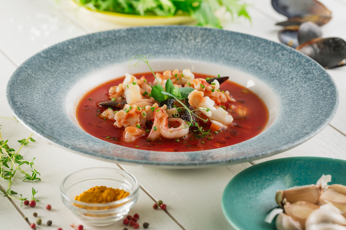 Ароматный томатный суп с морепродуктами