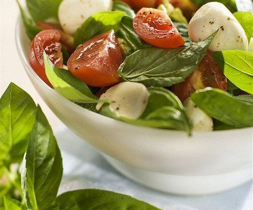 Освежающий салат с помидорами, моцареллой и ароматным базиликом