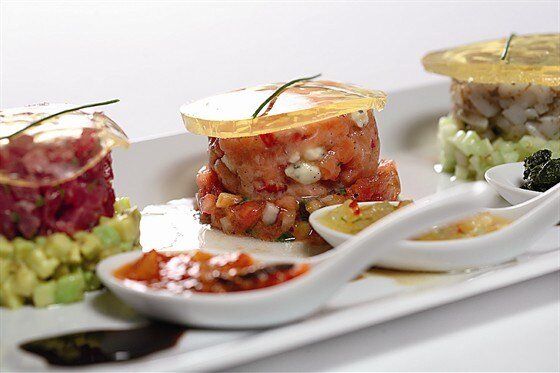 Тартар для гурманов: изысканное трио с морепродуктами и ягодами