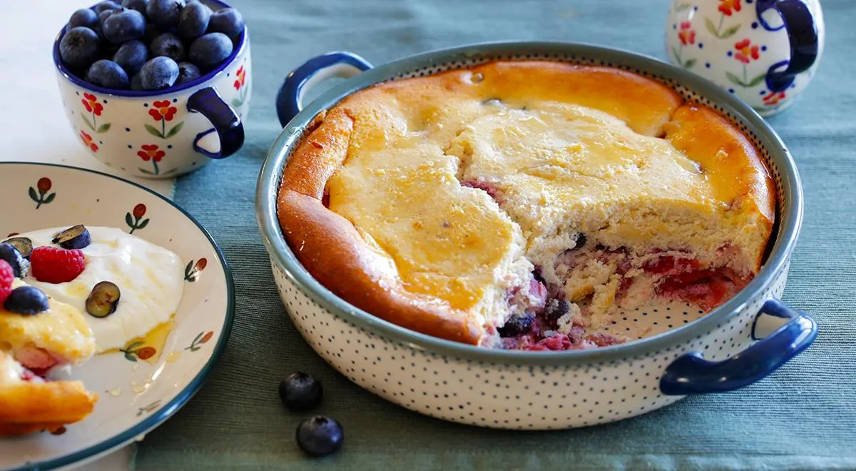 Легкая творожная запеканка с ягодами: вкусно и полезно без лишних калорий