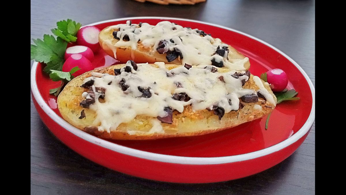 Запеченные картофельные половинки с чесноком
