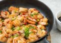 Жареные креветки с чесноком: просто и восхитительно