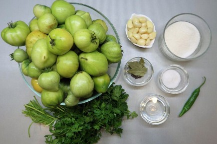 Вкусный салат из зелёных помидоров с петрушкой: идеальная заготовка на зиму