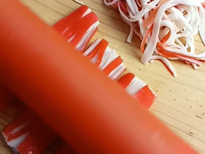 Как приготовить салат 'Красное море' с крабовыми палочками за считанные минуты