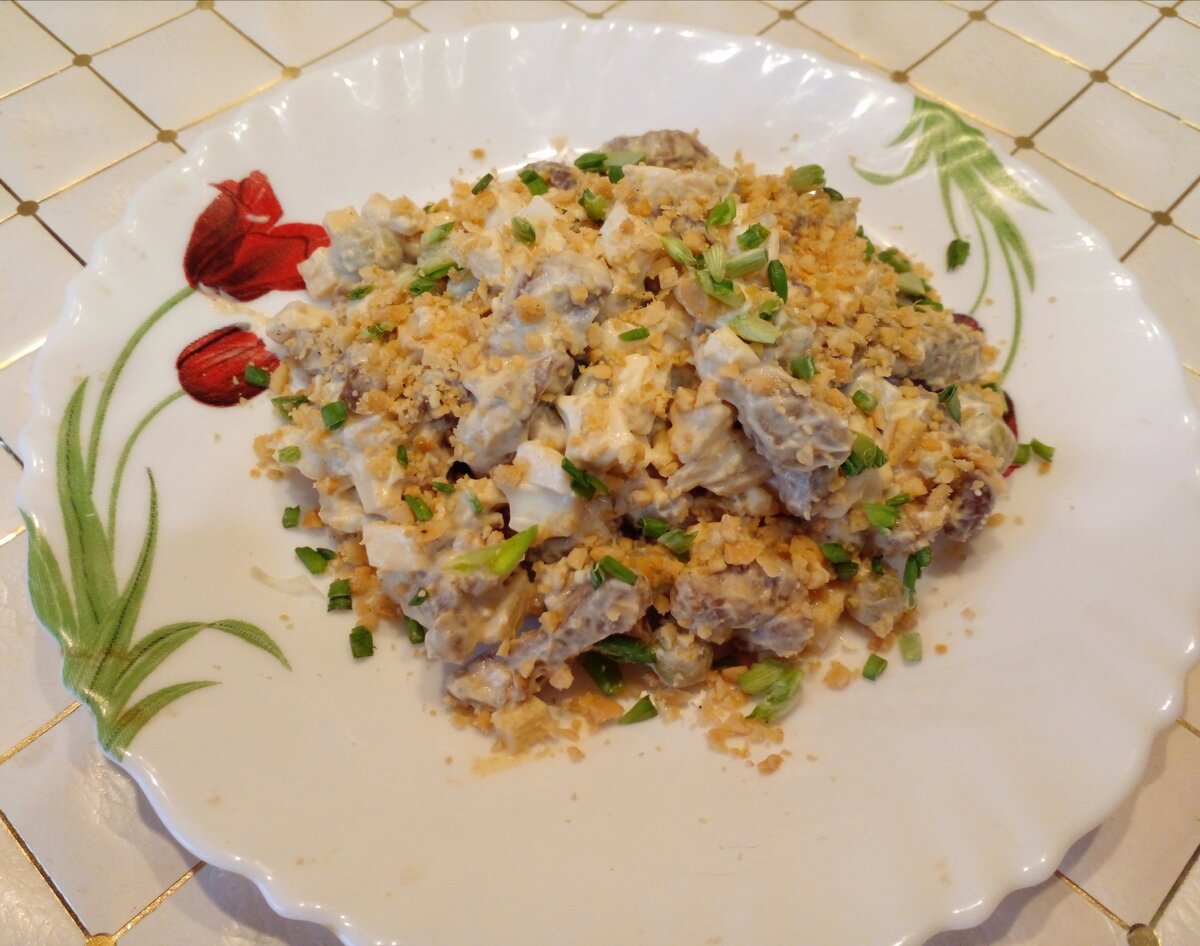 Сытный мясной салат, который вы сможете быстро приготовить из холодильника