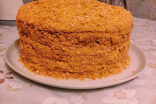 Насладитесь нежным медовым тортом с банановым кремом