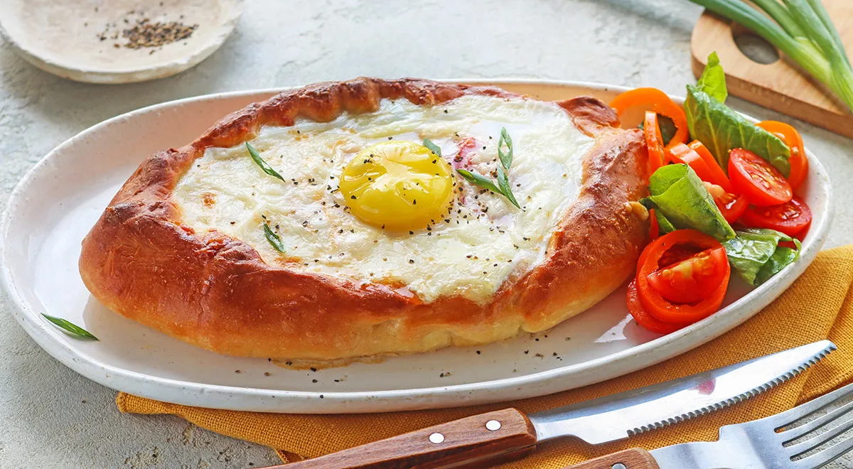 Пиде с сыром, помидорами черри и яйцом