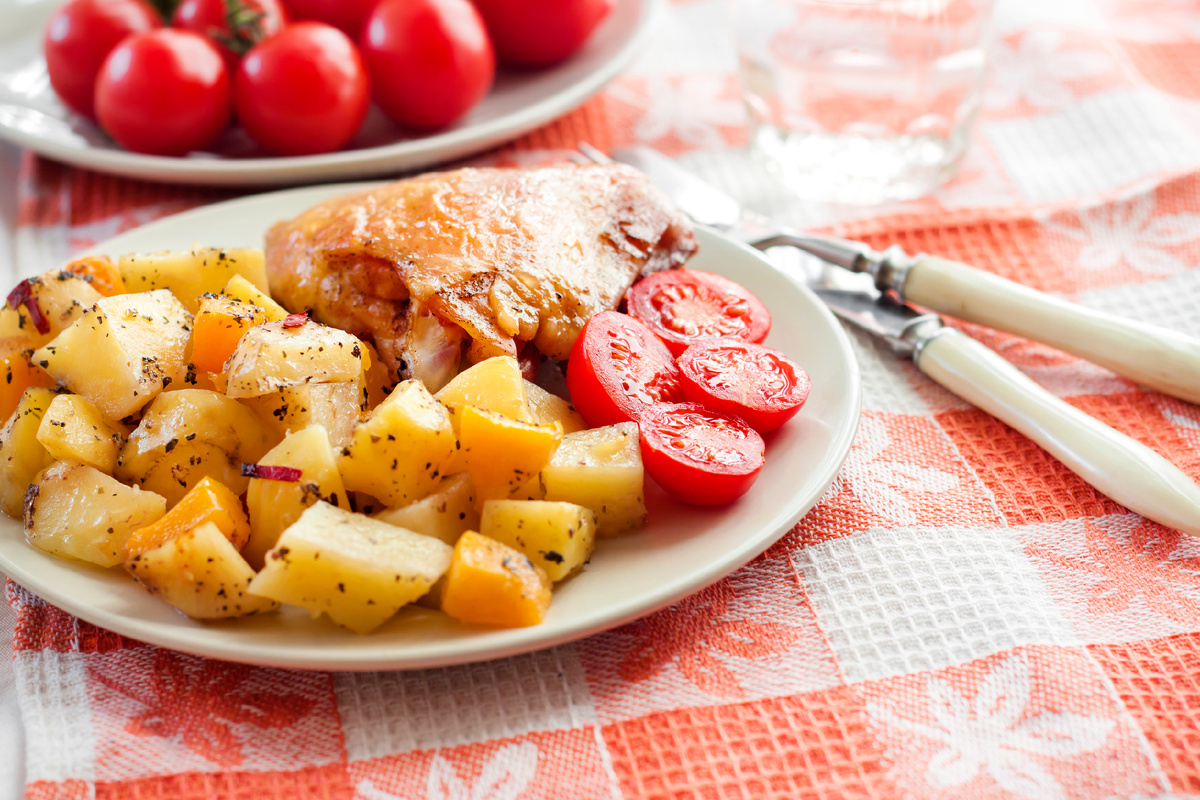 Куриная грудка с помидорами и картошкой: легкий и изысканный рецепт для любого стола