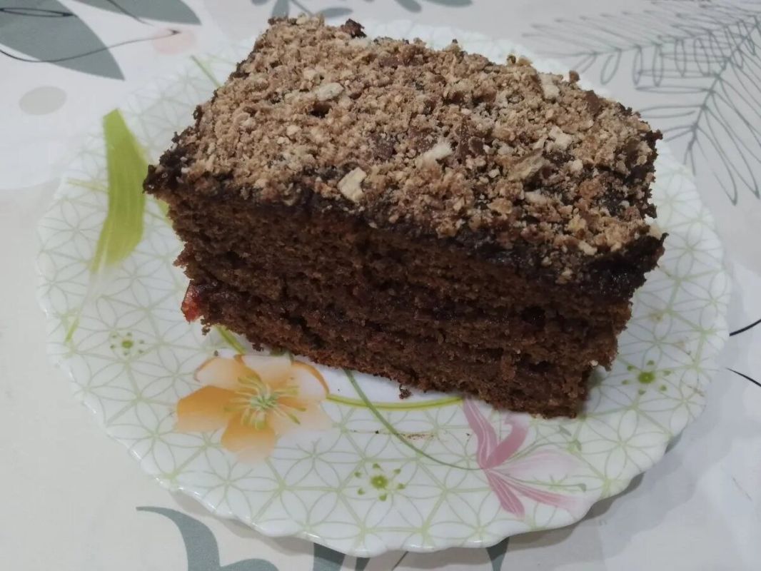 Шоколадный пирог с смородиновым вареньем и глазурью: простое наслаждение к чаю