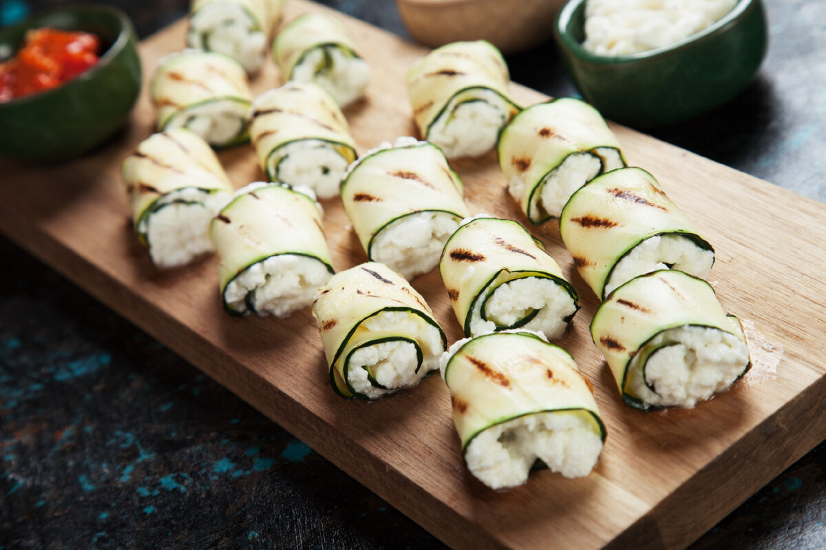 Вкусные рулетики из кабачков: разнообразие начинок для любого праздника