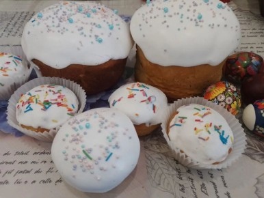 Нежные куличи с сахарной глазурью и изюмом: простой рецепт