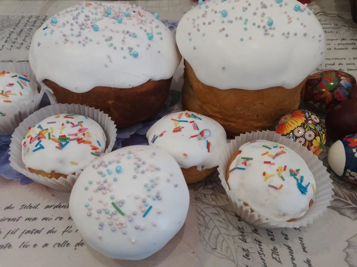 Нежные куличи с сахарной глазурью и изюмом: простой рецепт