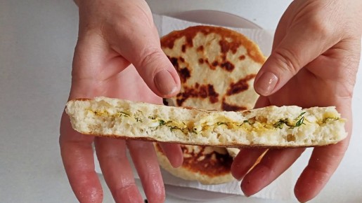 Лепёшки на кефире с начинкой: вкусный и простой рецепт