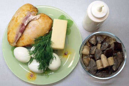 Неповторимый праздничный салат с копченой курицей и грибами