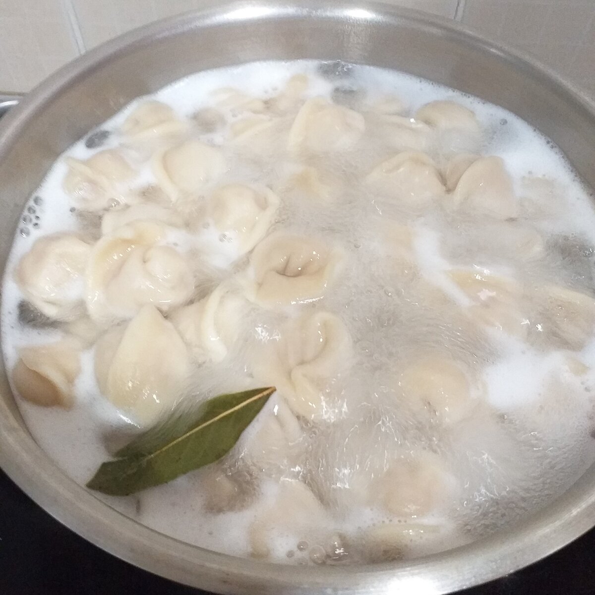 Согревающие пельмени в горшочках с сырным соусом для уютного вечера