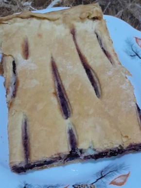 Слоеный пирог с черной смородиной: легко, быстро и вкусно