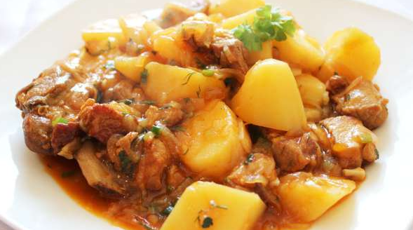 Как приготовить идеальное жаркое: секреты сочного мяса и ароматной картошки