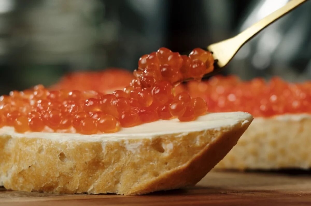 Как выбрать качественную красную икру к праздникам и не попасться на удочку подделок