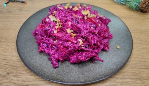Незабываемый свекольный салат с черносливом и орехами