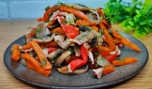 Необычный салат с жареными крабовыми палочками: быстро и вкусно