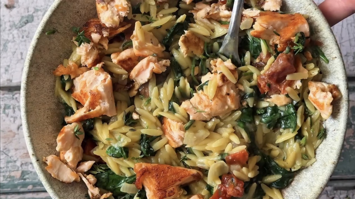 Сливочное орзо с лососем: уютный ужин в одной сковороде