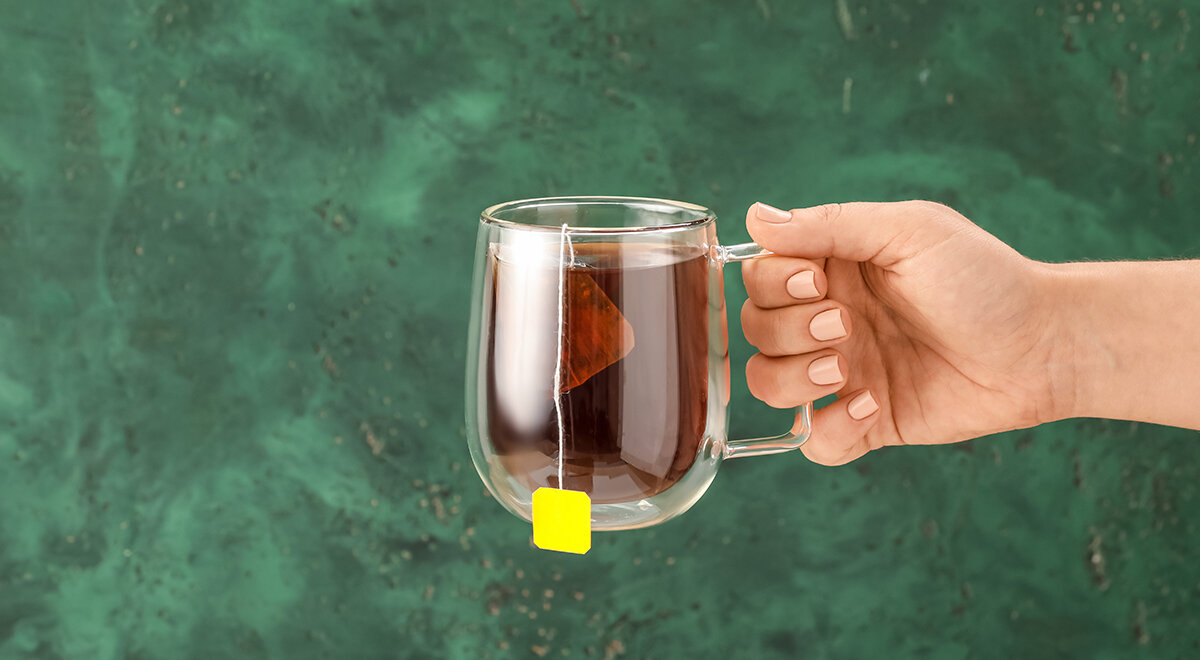 Почему не стоит выжимать чайный пакетик после заваривания