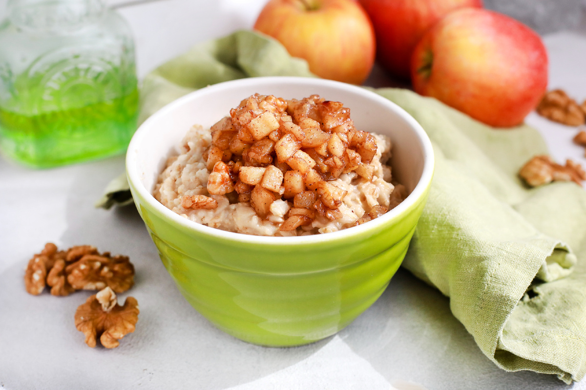 Постная овсянка с яблоками и орехами: легкий и быстрый рецепт