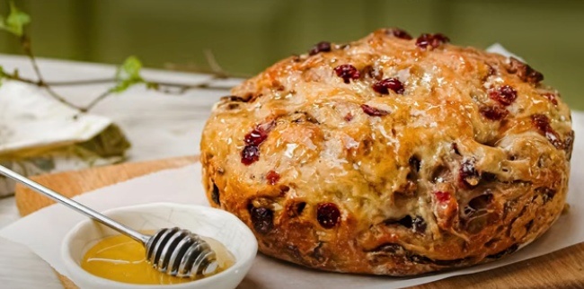 Простой и вкусный хлеб без замеса: клюква и грецкие орехи в главной роли