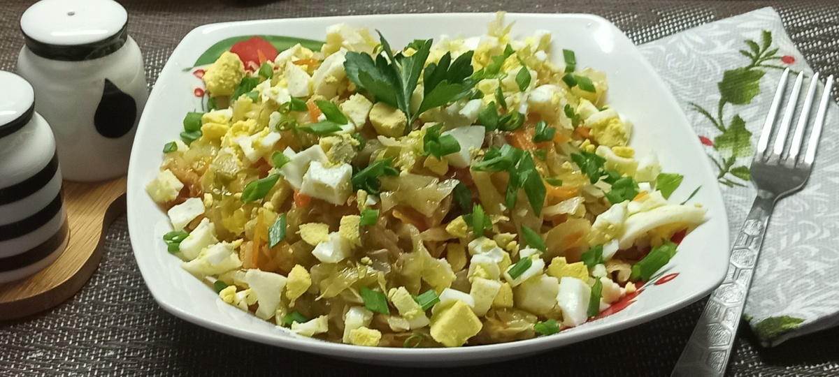Необычный и вкусный салат: жареная капуста с яйцами