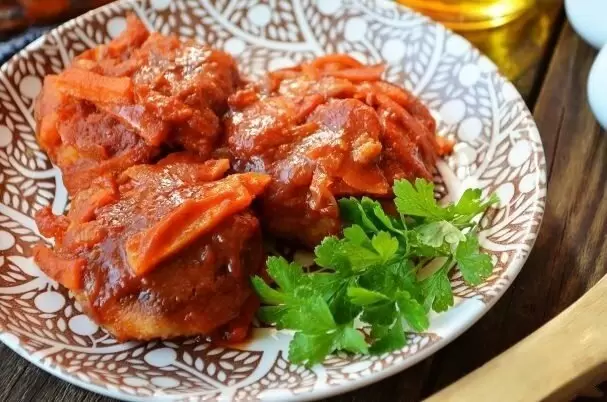 Сочные рыбные котлеты в ароматном томатном соусе