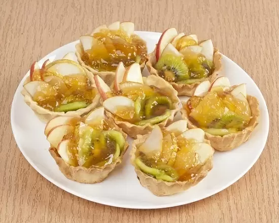 Необычные песочные корзиночки с фруктами: удивите гостей оригинальным десертом