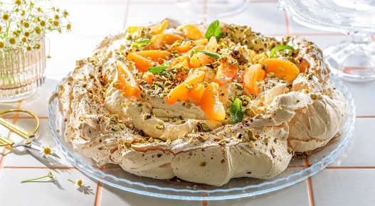 Нежный торт Павлова: освежающий десерт с абрикосами, который покорит любой стол