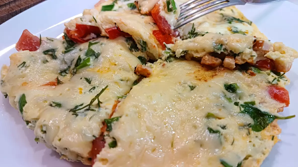 Идеальный омлет со сметаной, помидорами и сыром для сытного завтрака