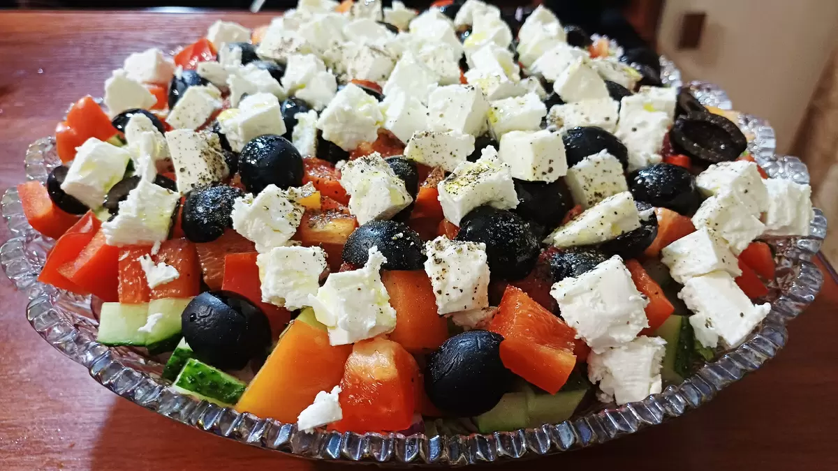 Как создать идеальный греческий салат: советы и секреты от шефа
