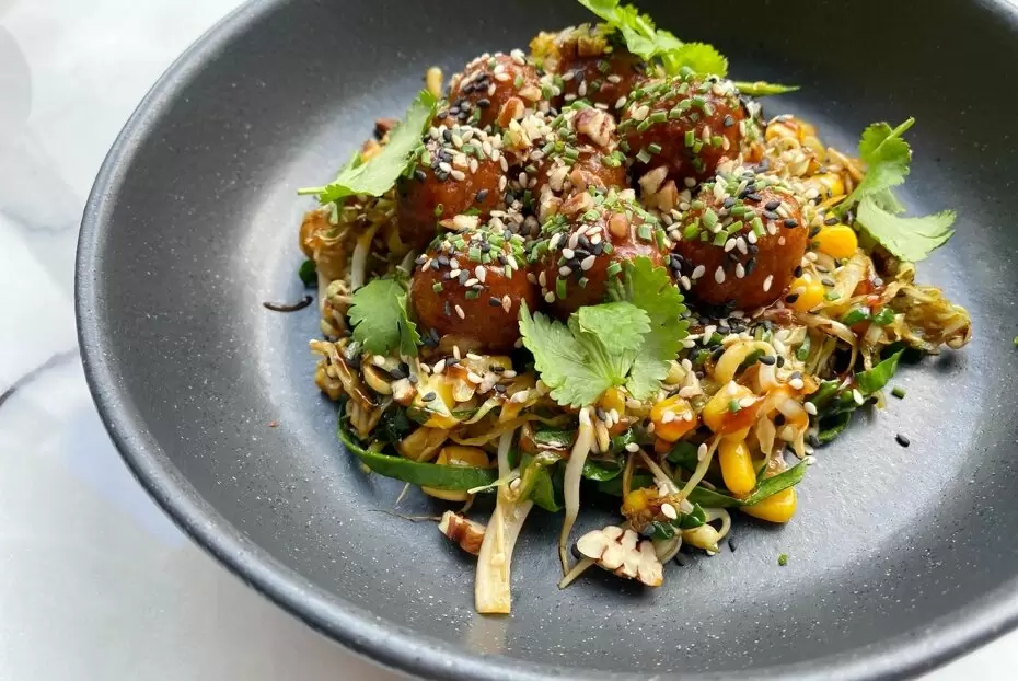 Необычное сочетание: капустная лапша с ароматным фалафелем